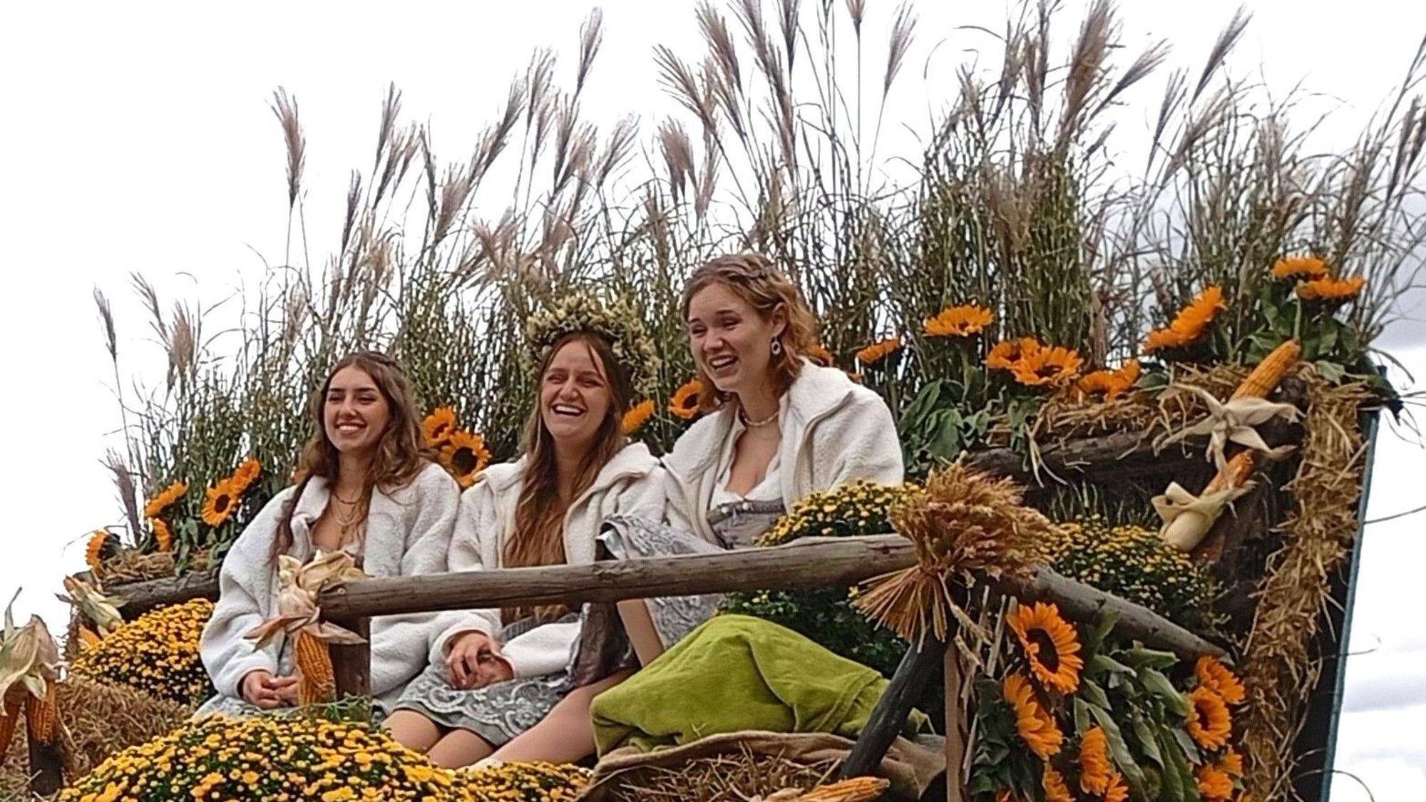 Das Bild zeigt die Erntekönigin Eva Kronenberg mit ihren Hofdamen Lena Marczincik und Saskia Arndt.