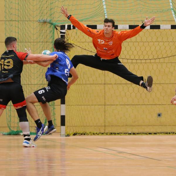 Das Bild zeigt den Palmersheimer Goalie, wie er spektakulär in der Luft hängt und so den Ball pariert.