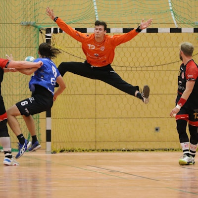 Das Bild zeigt den Palmersheimer Goalie, wie er spektakulär in der Luft hängt und so den Ball pariert.