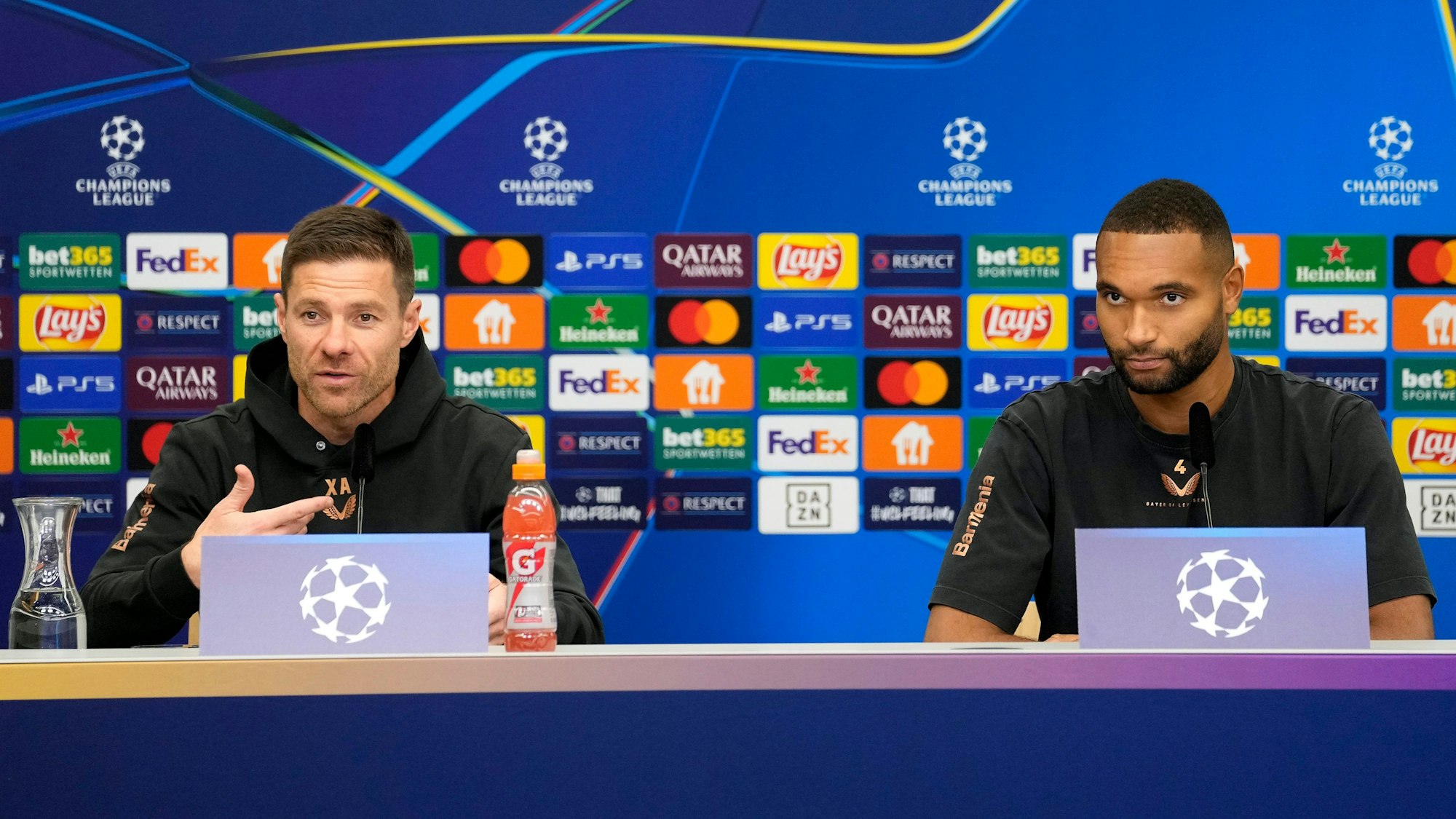 Leverkusen Trainer Xabi Alonso und Jonathan Tah beim Pressegespräch vor dem Spiel Bayer Leverkusen gegen den AC Milan in Leverkusen.