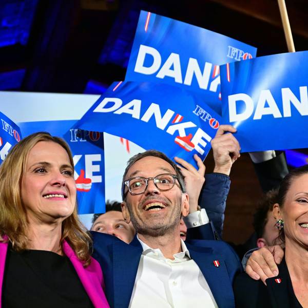 Dagmar Belakowitsch (FPÖ, l-r), Herbert Kickl, Vorsitzender der Freiheitlichen Partei Österreichs (FPÖ), und Susanne Fürst (FPÖ) feiern bei der FPÖ-Wahlparty im Rahmen der Nationalratswahl.
