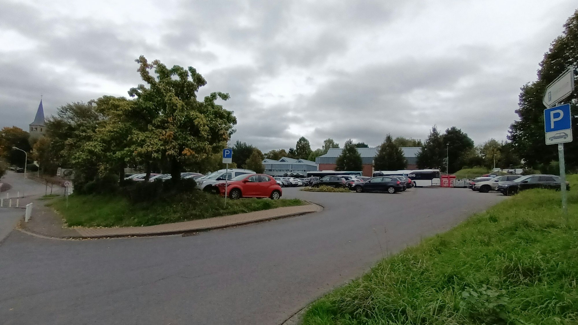 Ein Parkplatz im Ortskern von Birk