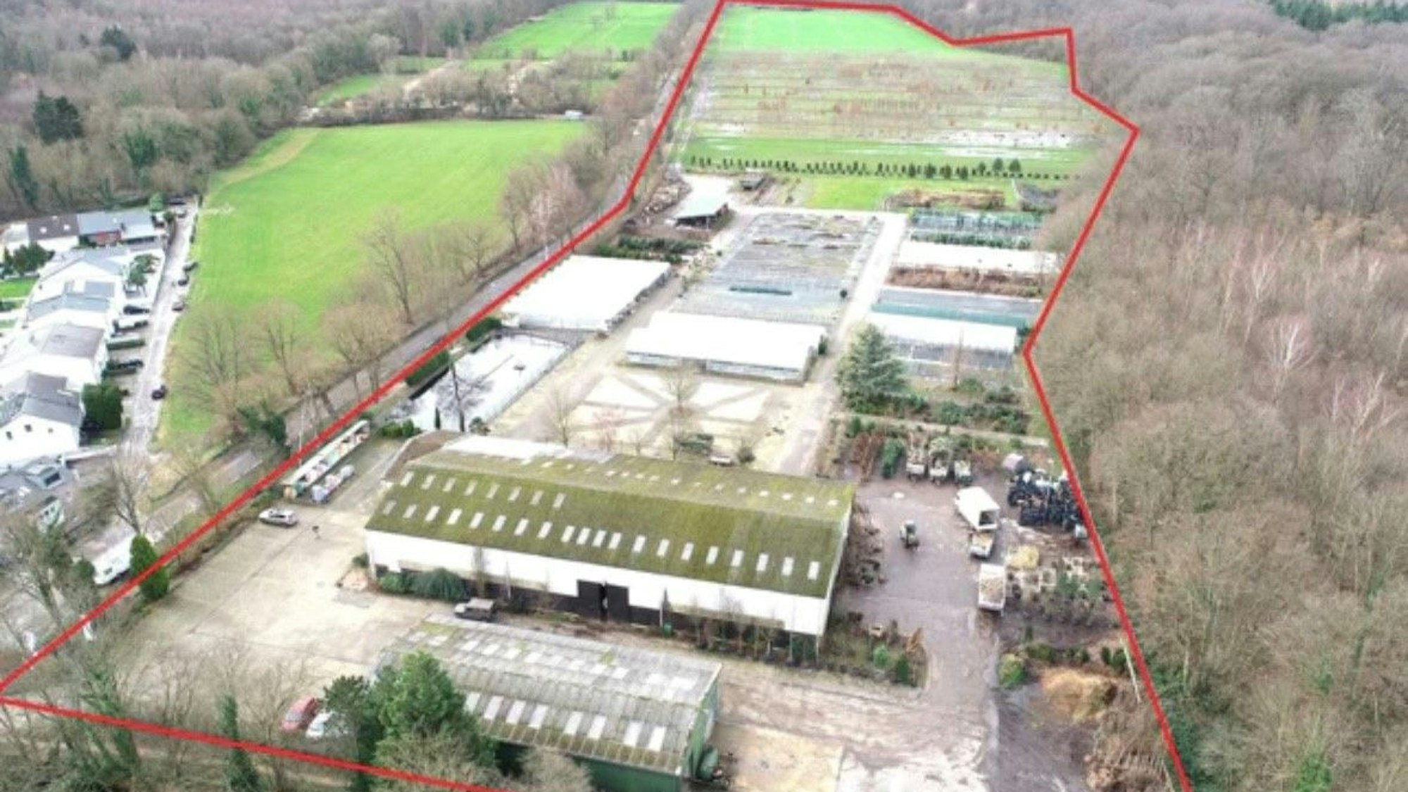 Auf dem Bild ist eine Luftaufnahme des Geländes der geplanten ZUE zu sehen.