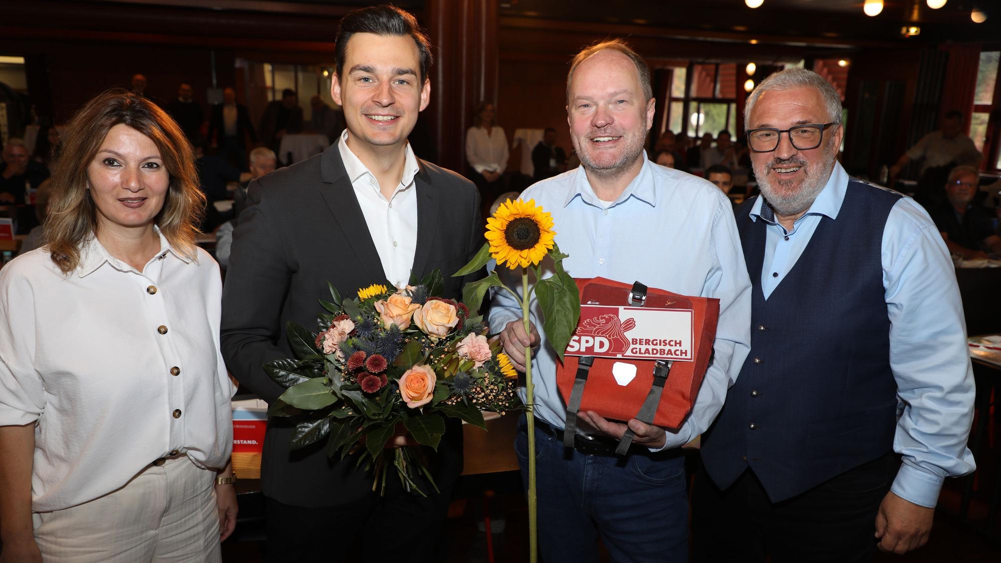 Marcel Kreutz (SPD), Bürgermeisterkandidat von Grünen und SPD und ehemaliger SPD-Kreisparteivorsitzender, beim Kreisparteitag der SPD Rhein-Berg im Spiegelsaal des Bergischen Löwen, mit seinem Nachfolger als Kreisvorsitzender Hinrich Schipper aus Kürten.