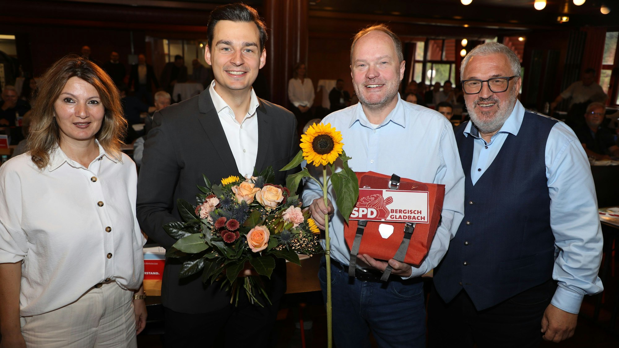 Marcel Kreutz (SPD), Bürgermeisterkandidat von Grünen und SPD und ehemaliger SPD-Kreisparteivorsitzender, beim Kreisparteitag der SPD Rhein-Berg im Spiegelsaal des Bergischen Löwen, mit seinem Nachfolger als Kreisvorsitzender Hinrich Schipper aus Kürten.