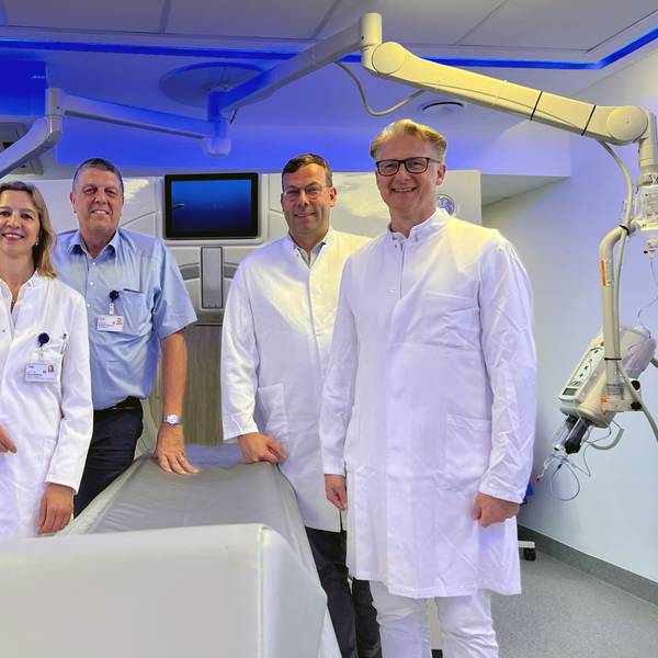 Petra Weßling (v.l.) , Krankenhaus-Geschäftsführer Andreas Weigand, Martin Bansmann und Marc Horlitz freuen sich über die Zertifizierung.