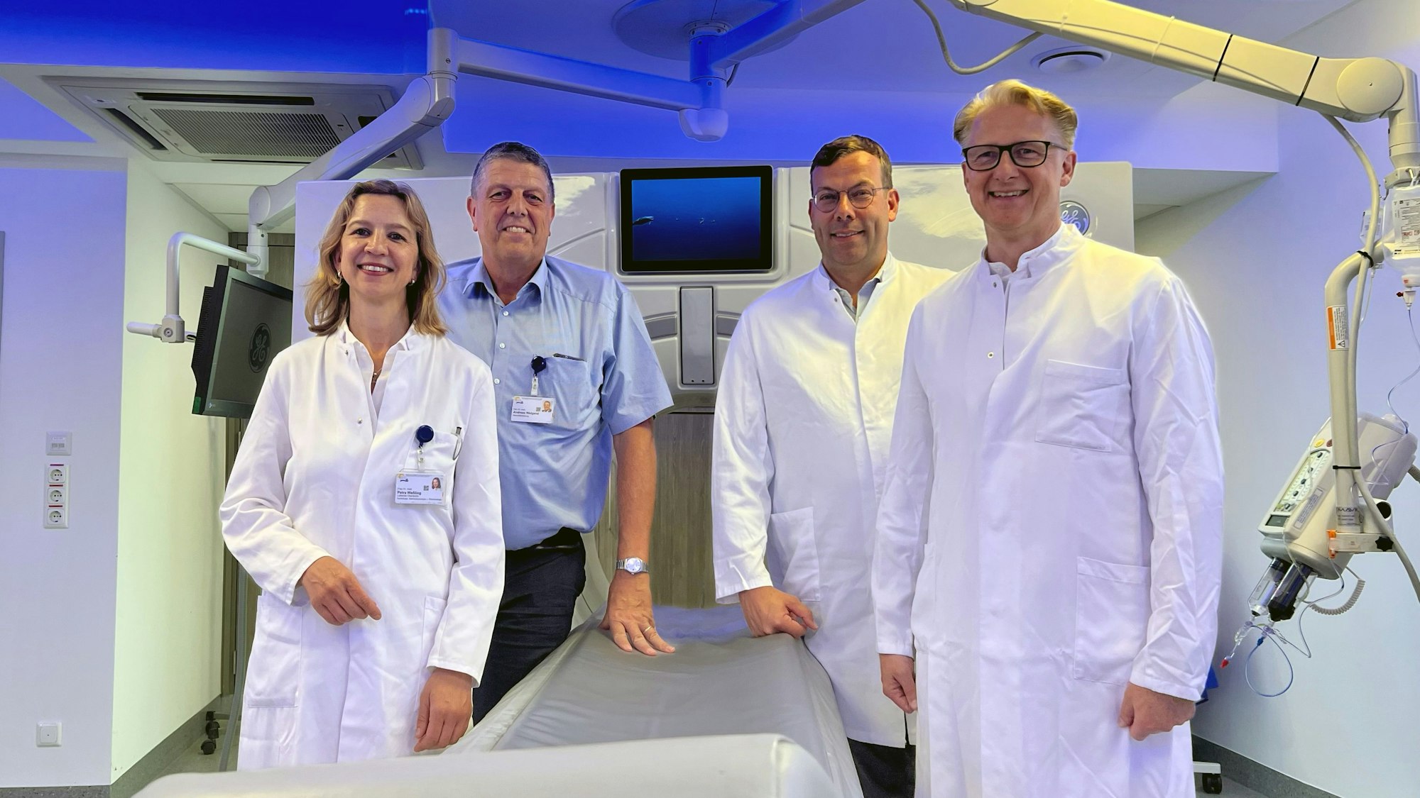 Petra Weßling (v.l.) , Krankenhaus-Geschäftsführer Andreas Weigand, Martin Bansmann und Marc Horlitz freuen sich über die Zertifizierung.