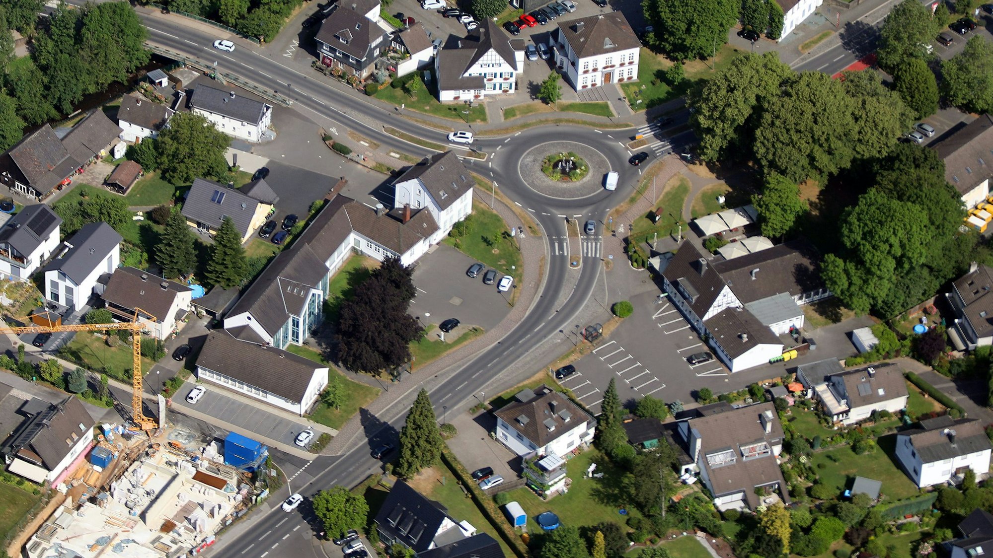 Auf einem Luftbild ist der Odenthaler Ortskern zu sehen.