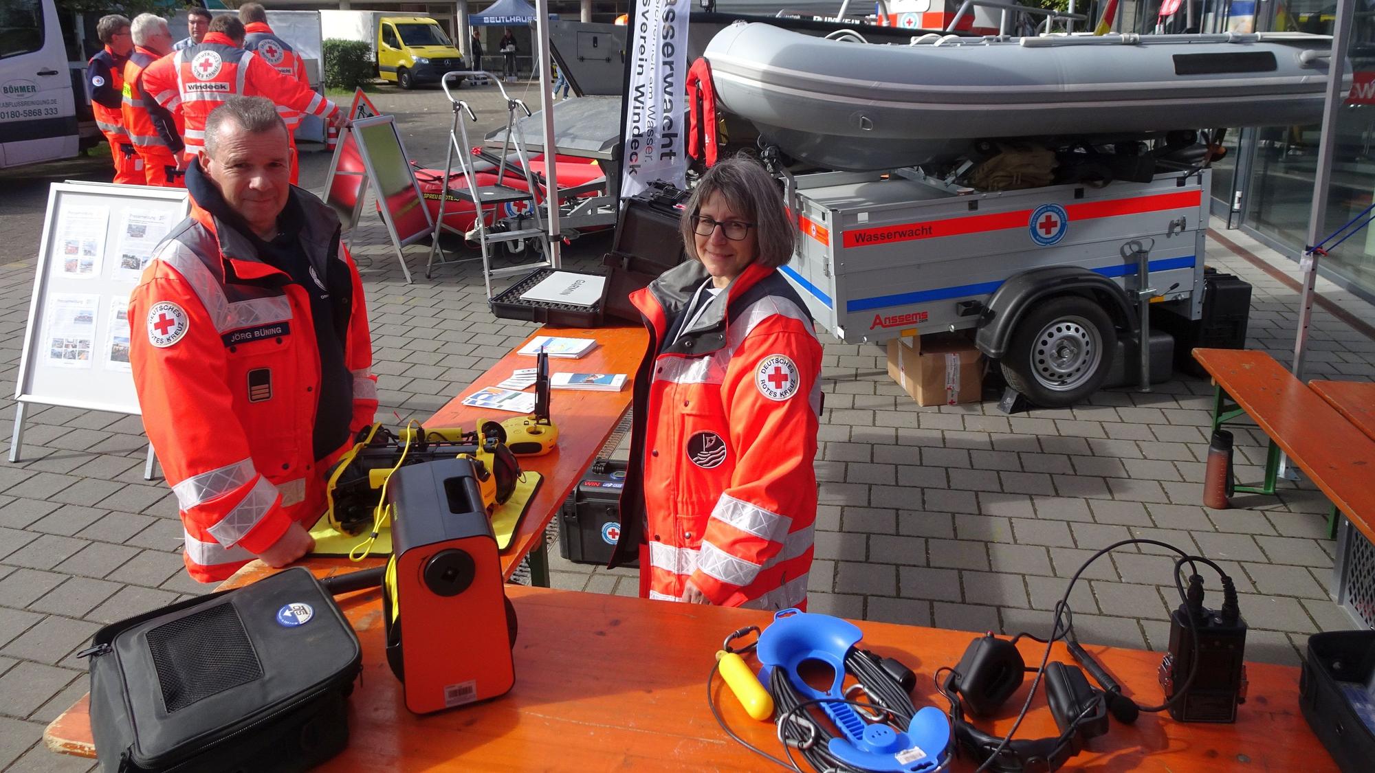 Beim Aktionstag zum Thema Starkregen- und Hochwasserschutz in Rheinbach: Jörg Büning, Technischer Leiter der DRK-Wasserwacht Windeck, und Rettungsschwimmerin Heike Jost, erklären die Ausrüstung.