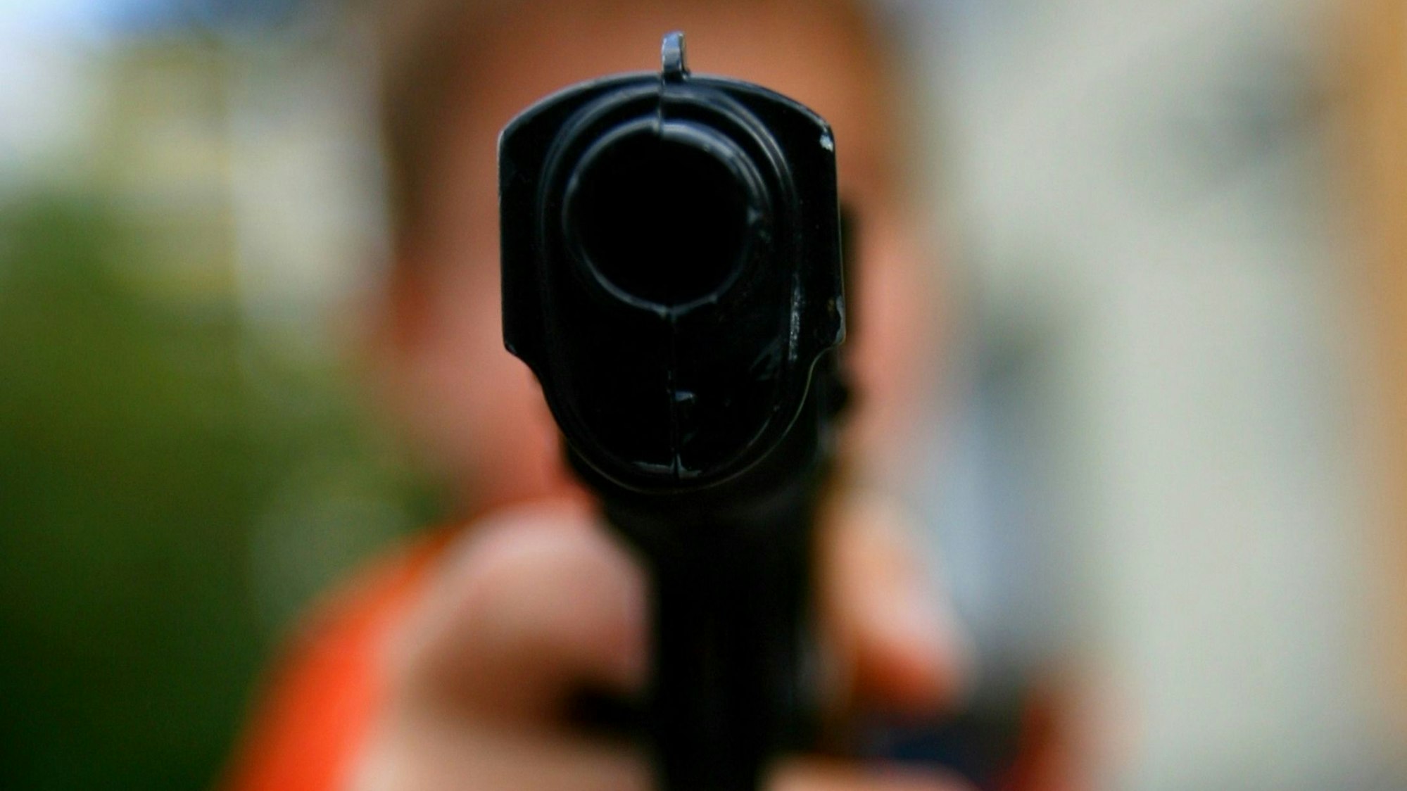 Der Lauf einer Pistole.