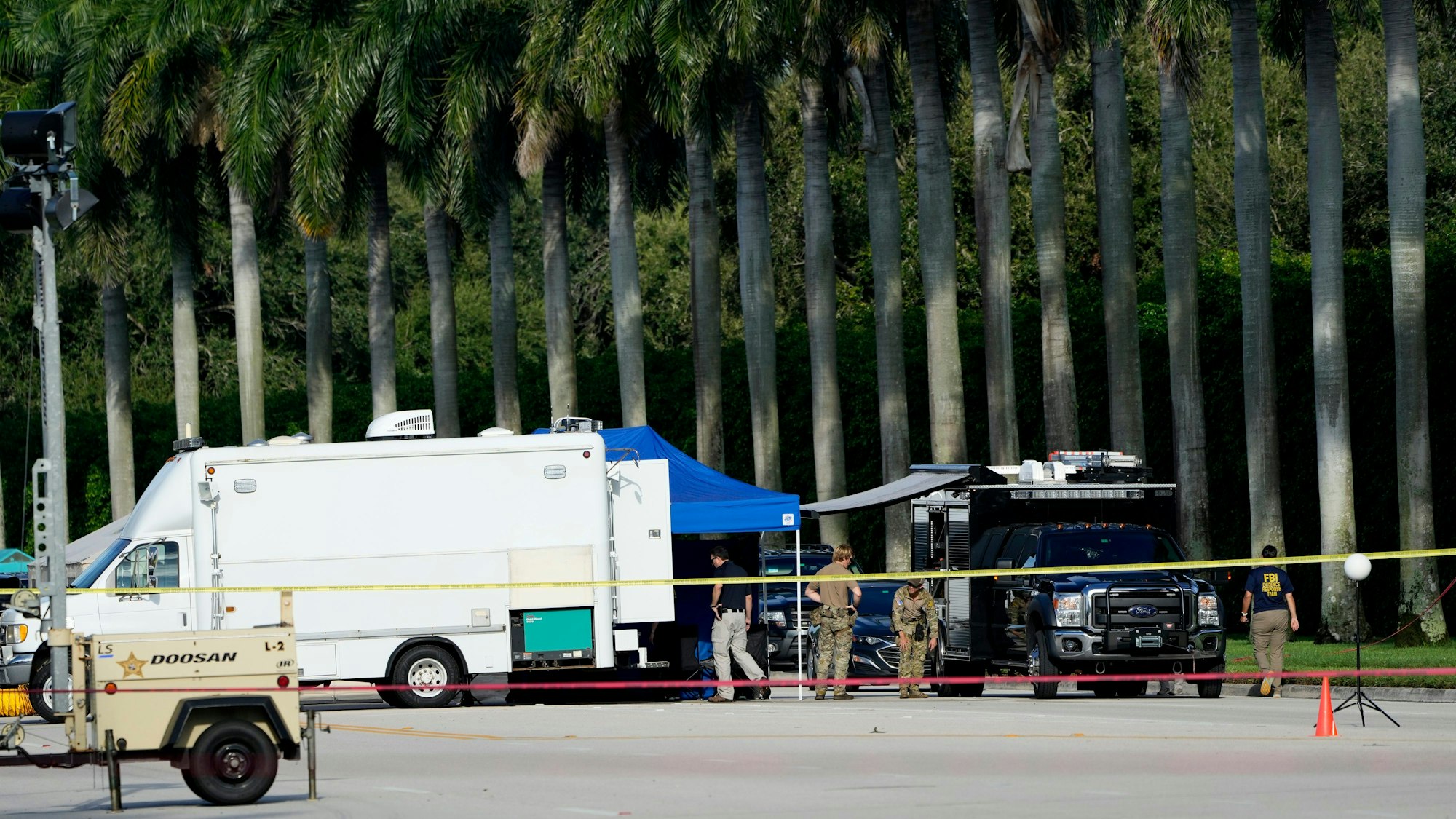 Beamte der Strafverfolgungsbehörden arbeiten vor dem Trump International Golf Club nach dem mutmaßlichen versuchten Attentat auf den aktuellen Präsidentschaftskandidaten der Republikaner und den ehemaligen US-Präsidenten Trump.