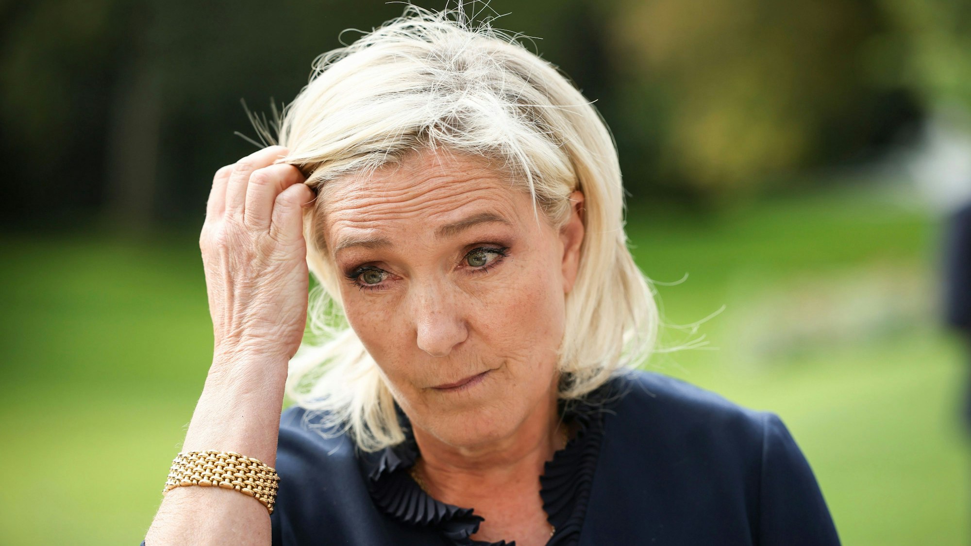 ARCHIV - 26.08.2024, Frankreich, Paris: Die französische Abgeordnete und Vorsitzende der rechtsextremen Partei Rassemblement National (RN) Marine Le Pen gestikuliert am Elysee-Palast nach einem Treffen mit dem französischen Präsidenten Emmanuel Macron.