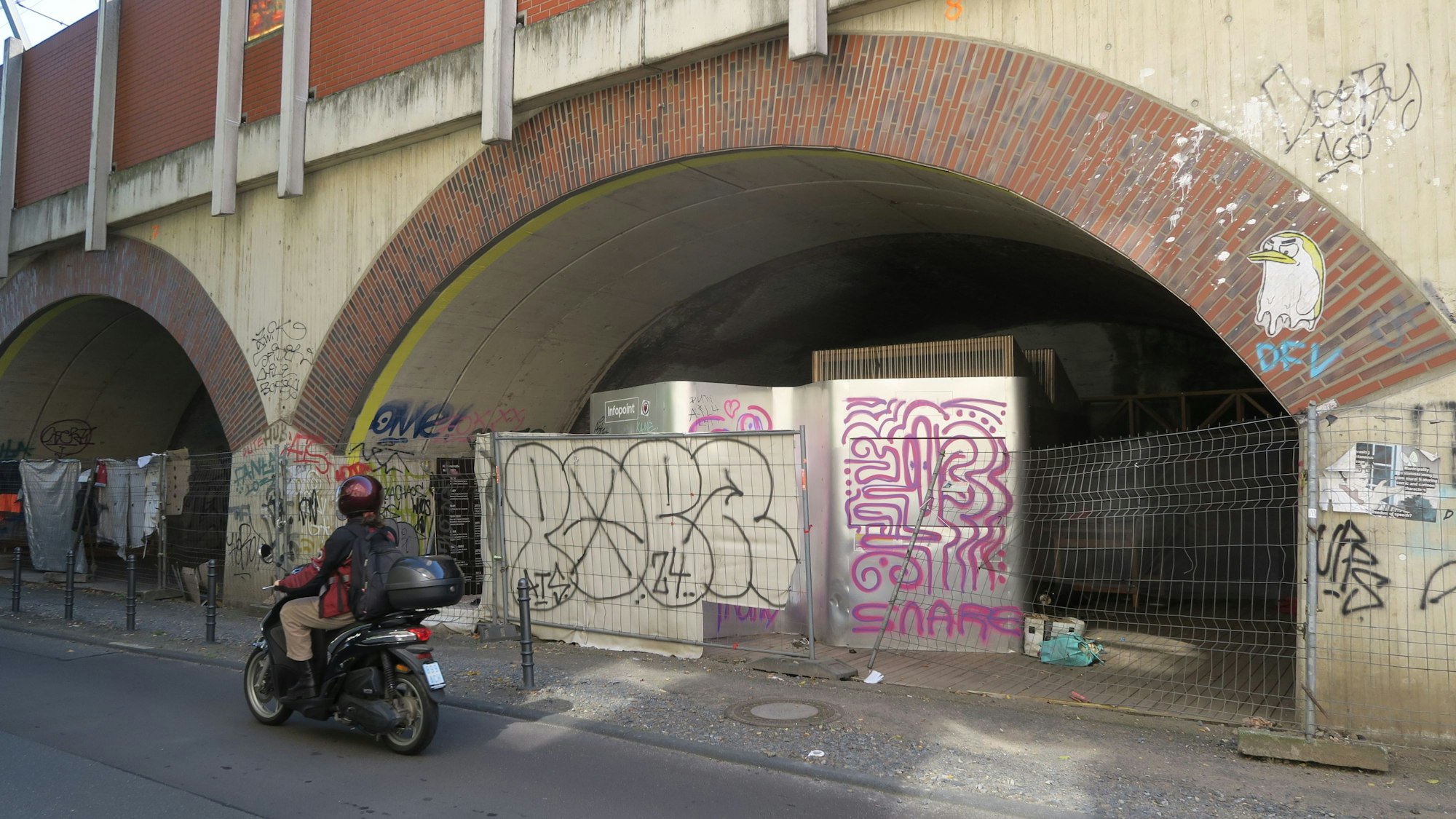 Noch keine Lösung in Sicht: Derzeit fühlt sich niemand wirklich für die Bahnbögen zuständig.