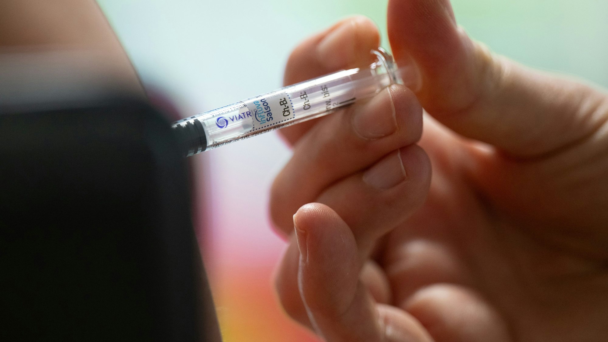 Eine Frau lässt sich während eines Pressetermins zur Grippeschutzimpfung mit dem saisonalen Wirkstoff gegen die
Grippe impfen.