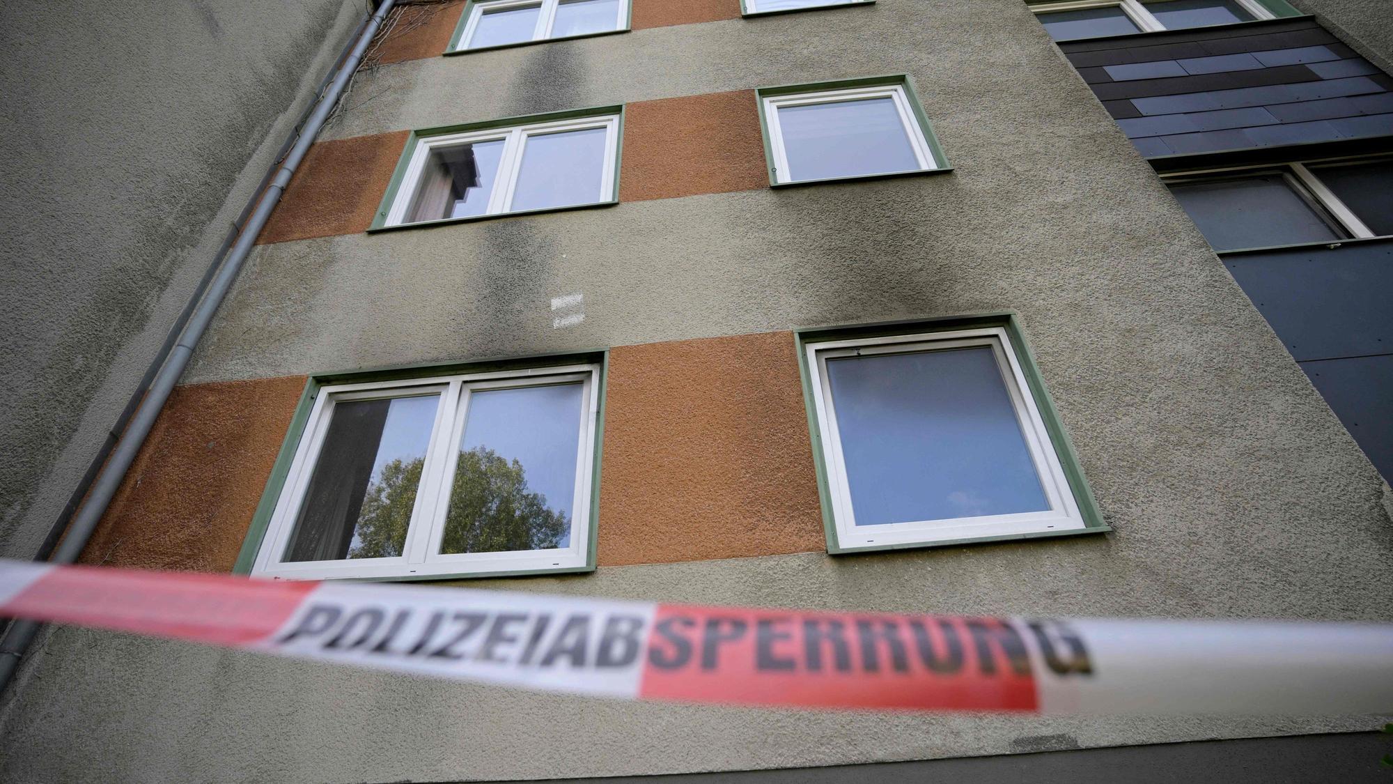Einen Tag nach dem Ausbruch eines Brandes sind die Spuren des Feuers in dem Gebäude zu sehen.