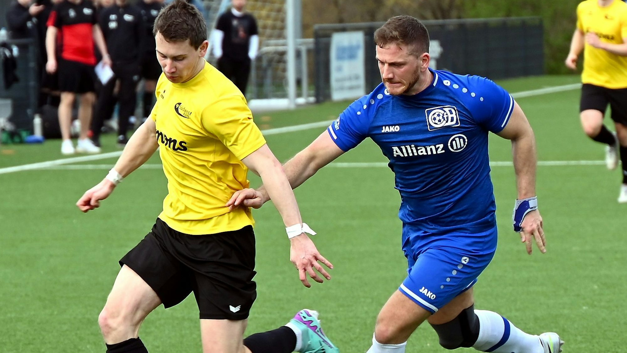 10.03.2024, Fussball-CFB Ford Niehl - DJK Südwest Köln
links: Phillip Graf (Südwest)
rechts: Yannik Jerusalem (Niehl)
Foto: Uli Herhaus