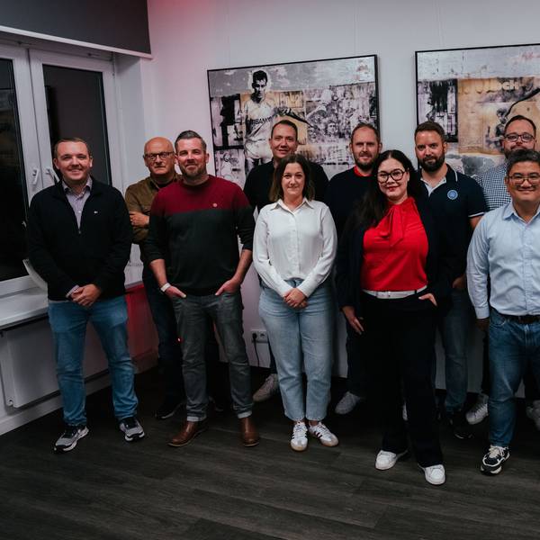 Der neue Mitgliederrat des 1. FC Köln um den neuen Vorsitzenden Fabian Schwab (4.v.l. hinten) und die neue Stellvertreterin Stacy Krott (vorne 2.v.r.).