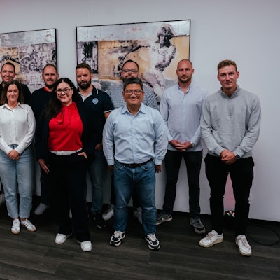 Der neue Mitgliederrat des 1. FC Köln um den neuen Vorsitzenden Fabian Schwab (4.v.l. hinten) und die neue Stellvertreterin Stacy Krott (vorne 2.v.r.).