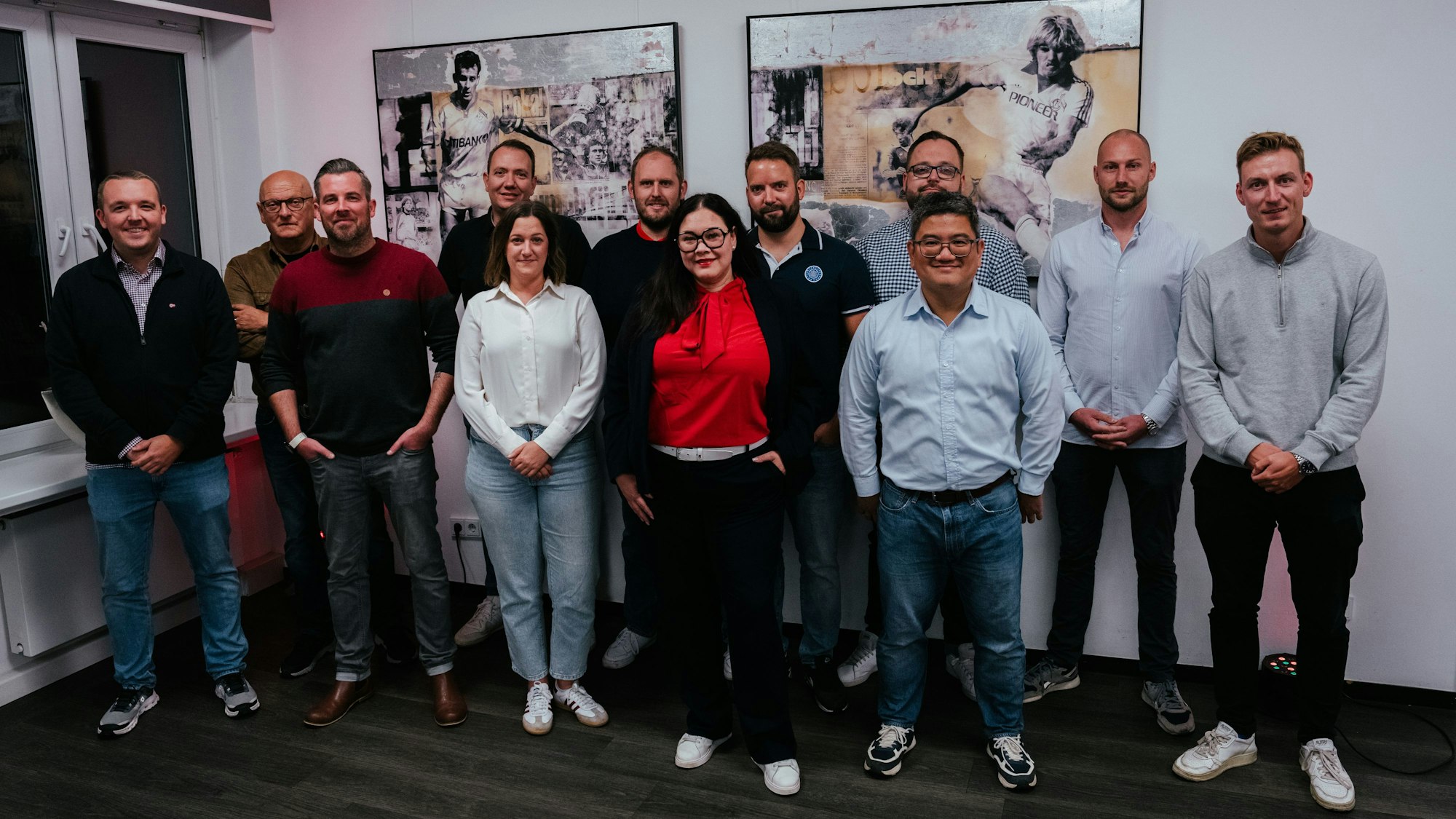 Der neue Mitgliederrat des 1. FC Köln um den neuen Vorsitzenden Fabian Schwab (4.v.l. hinten) und die neue Stellvertreterin Stacy Krott (vorne 2.v.r.).