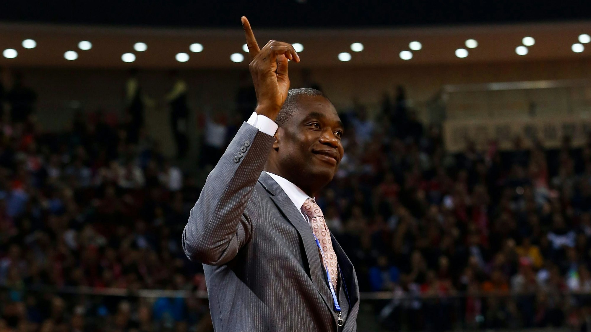 Der ehemalige NBA-Spieler der Houston Rockets und Mitglied der Hall of Fame der NBA, Dikembe Mutombo, beim Preseason-Spiel zwischen den New Orleans Pelicans und Housten Rockets
