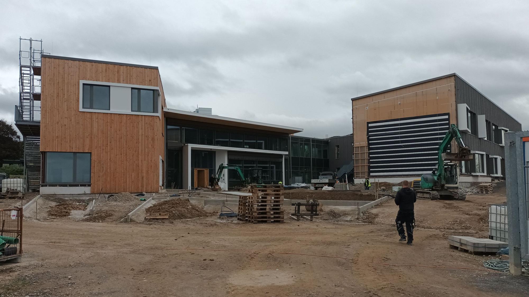 Ein Gebäudeensemble mit Holzfassade