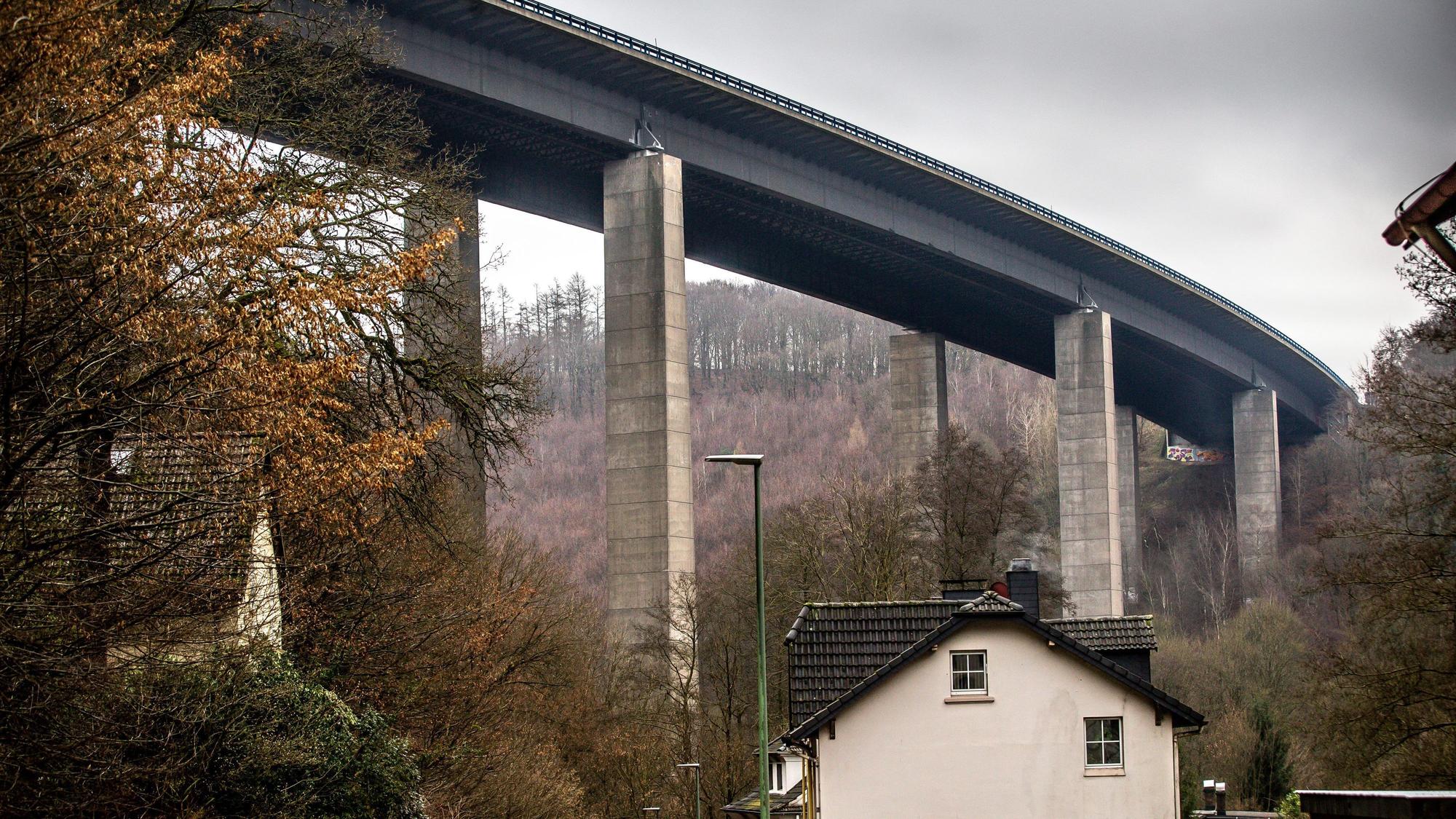 ARCHIV - 19.01.2022, Nordrhein-Westfalen, Lüdenscheid: Die inzwischen gesprengte Talbrücke Rahmede der Autobahn 45 bei Lüdenscheid.