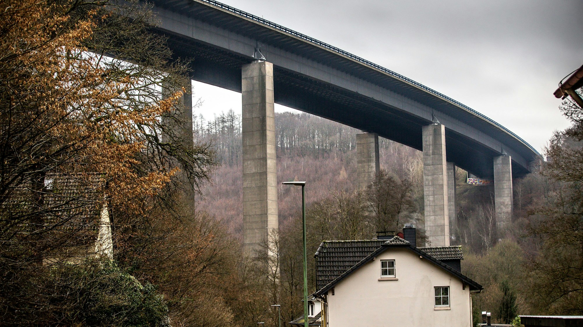 ARCHIV - 19.01.2022, Nordrhein-Westfalen, Lüdenscheid: Die inzwischen gesprengte Talbrücke Rahmede der Autobahn 45 bei Lüdenscheid.