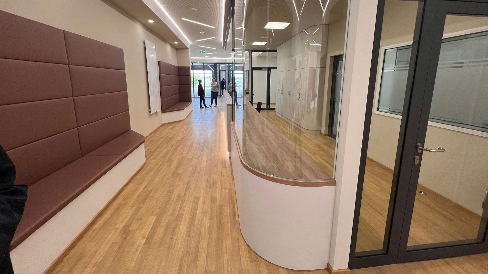 Die Räumlichkeiten im neuen Klinikgebäude zeichnen sich durch Tageslicht, wohnliche Materialien und Farben sowie vor allem durch großzügigen Platz aus.