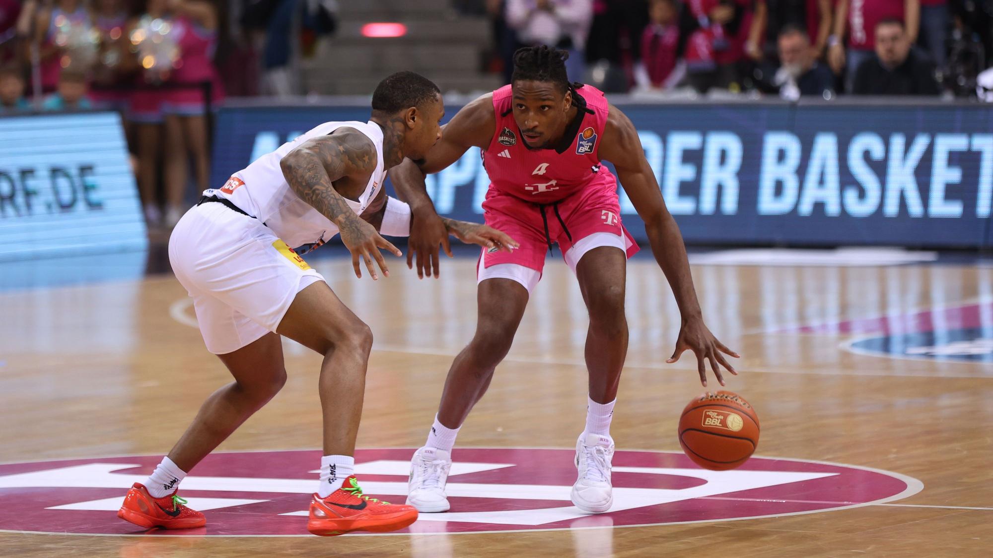 Phlandrous Fleming (rechts) gehörte gegen den MBC zu den Spielern mit hoher Trefferquote.