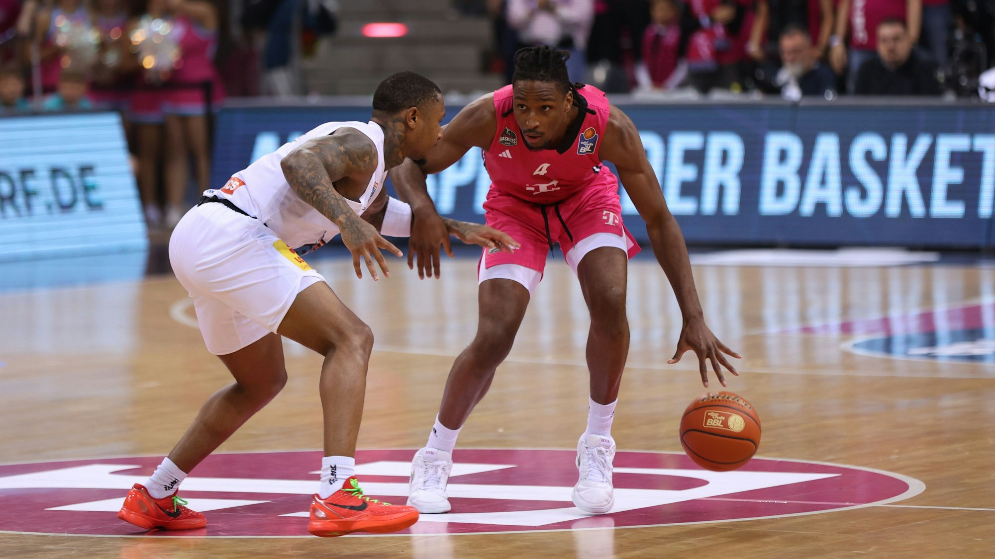 Phlandrous Fleming (r.) versenkte gegen Rostock zwei wichtige Dreier und hielt sein Team im Spiel.