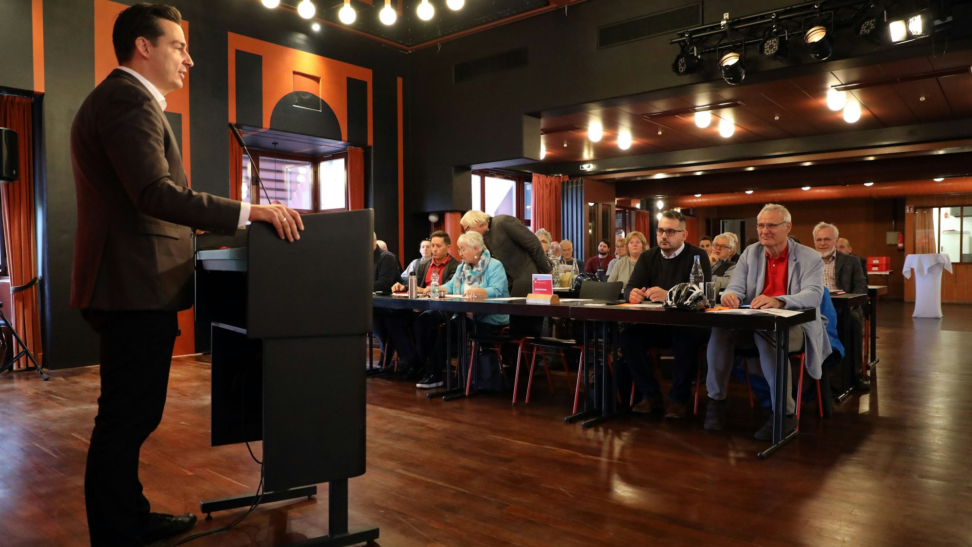Marcel Kreutz spricht am Rednerpult im Spiegelsaal des Bergischen Löwen.