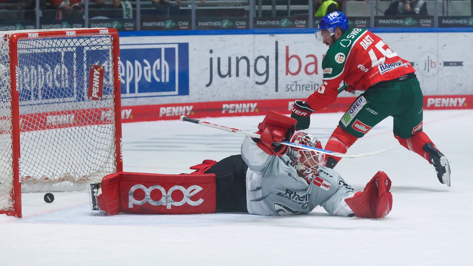 Ex-Haie-Stürmer Jason Bast überwindet in der Verlängerung KEC-Goalie Mirko Pantkowski und trifft zum 7:6-Sieg.