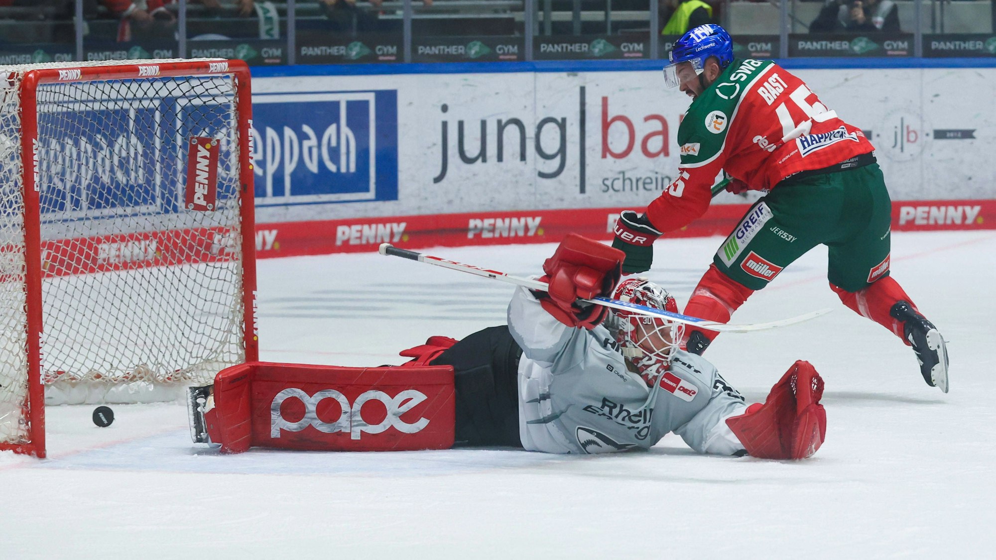 Ex-Haie-Stürmer Jason Bast überwindet in der Verlängerung KEC-Goalie Mirko Pantkowski und trifft zum 7:6-Sieg.