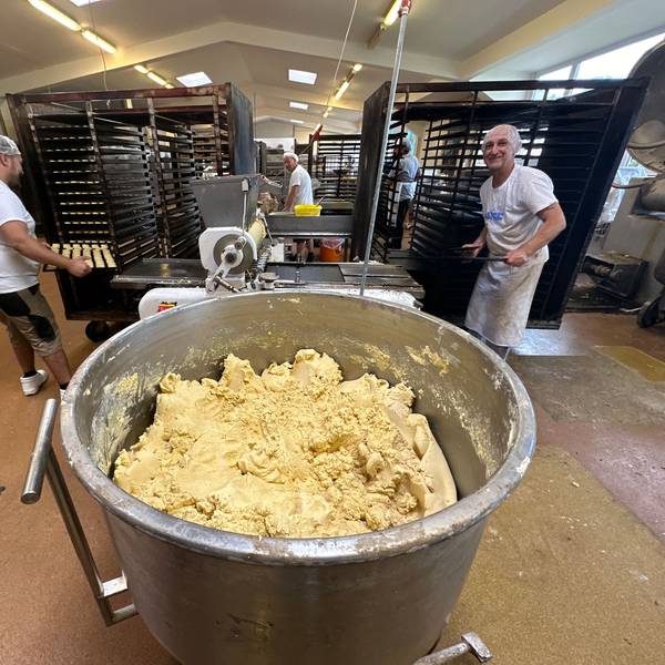 Aus Teig werden in der Keksfabrik Lassche Plätzchen geformt.