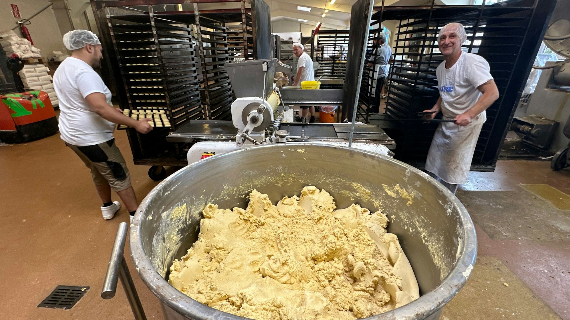 Aus Teig werden in der Keksfabrik Lassche Plätzchen geformt.