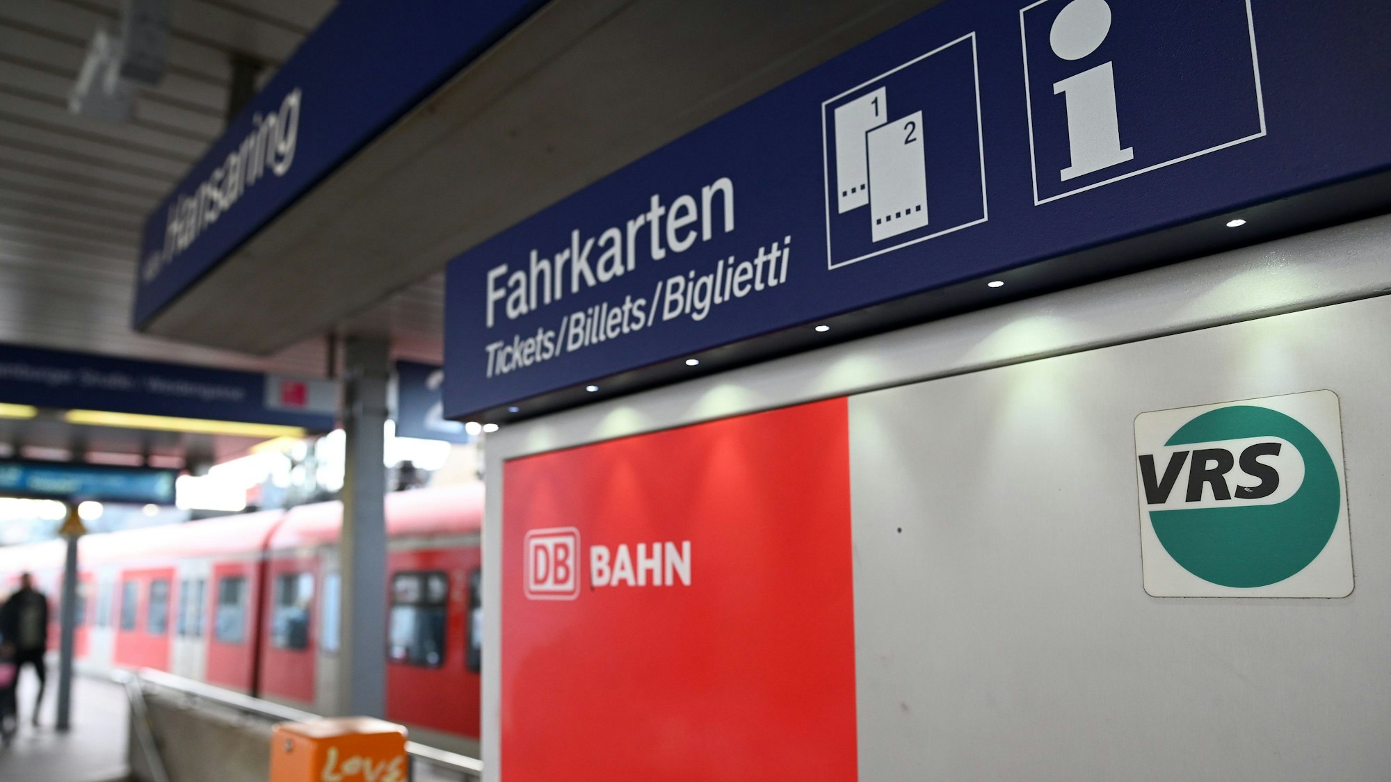Ein Logo des Verkehrsverbundes Rhein-Sieg klebt an einem Fahrkartenautomaten auf der Station Hansaring.