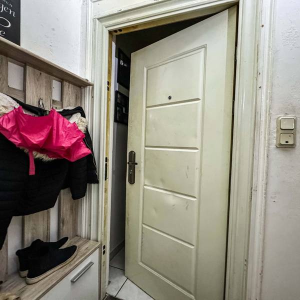 Die Eingangstüre zu einer Wohnung in Reichshof-Denklingen steht einen Spalt weit offen.
