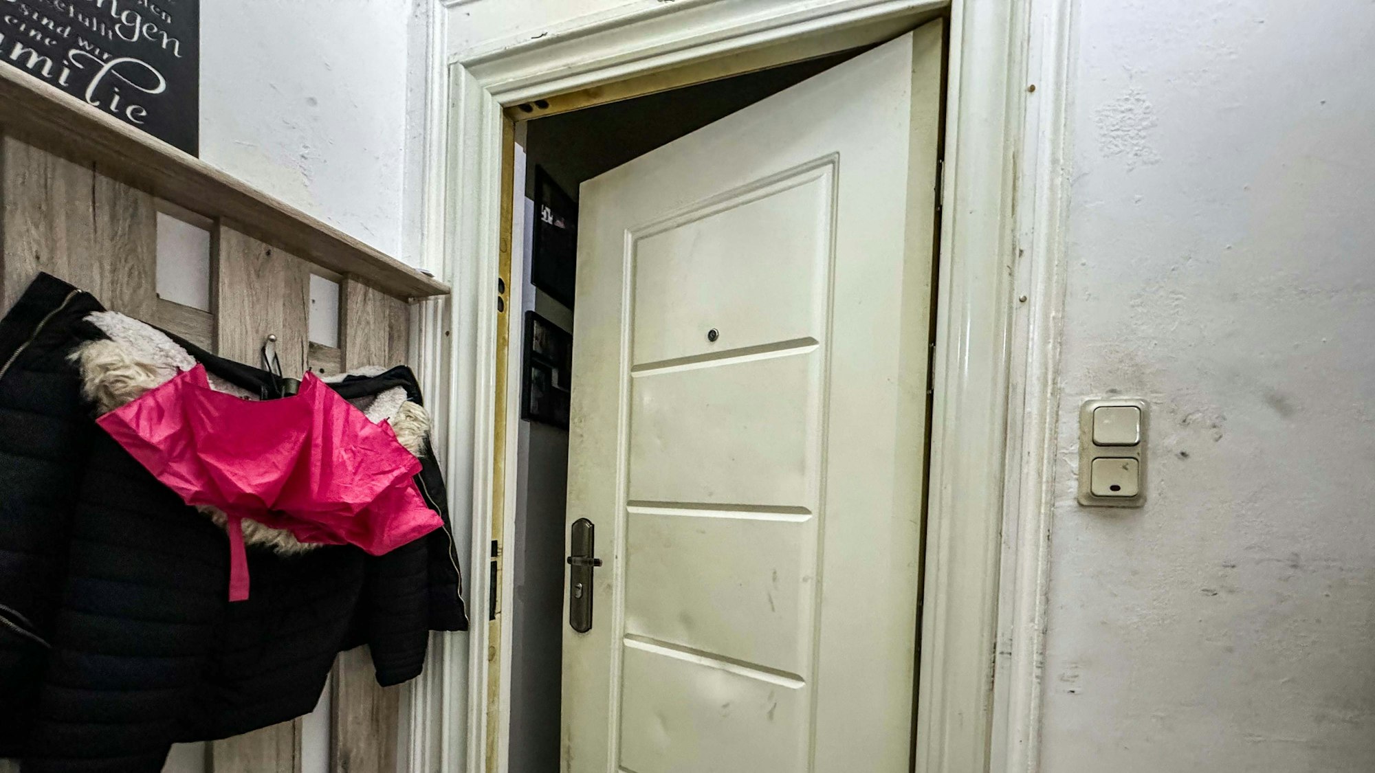 Die Eingangstüre zu einer Wohnung in Reichshof-Denklingen steht einen Spalt weit offen.
