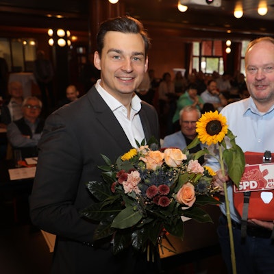 Marcel Kreutz und Hinrich Schipper aus Kürten am Samstag (28.9.) beim SPD-Kreisparteitag im Bergischen Löwen in Bergisch Gladbach.