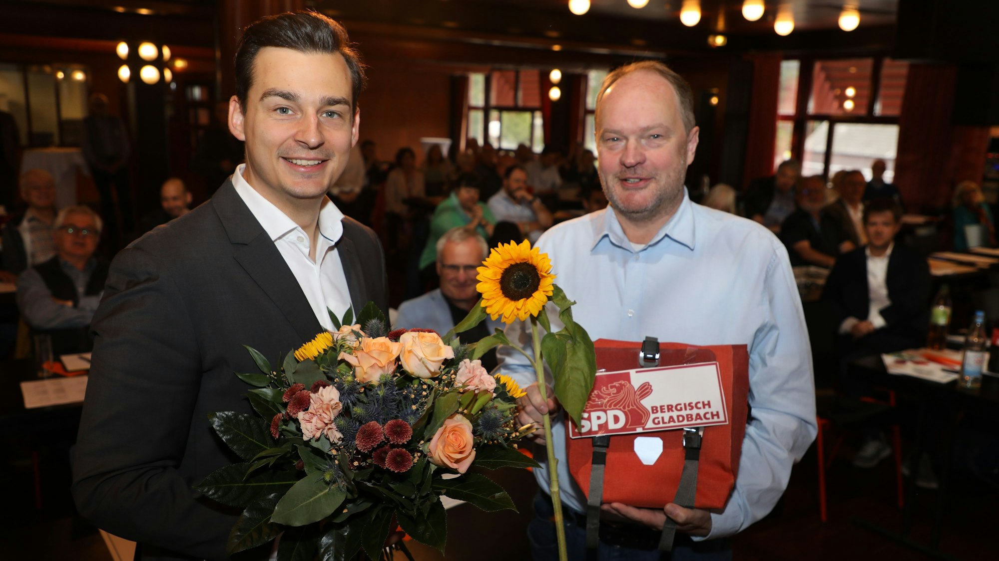 Marcel Kreutz und Hinrich Schipper aus Kürten am Samstag (28.9.) beim SPD-Kreisparteitag im Bergischen Löwen in Bergisch Gladbach.