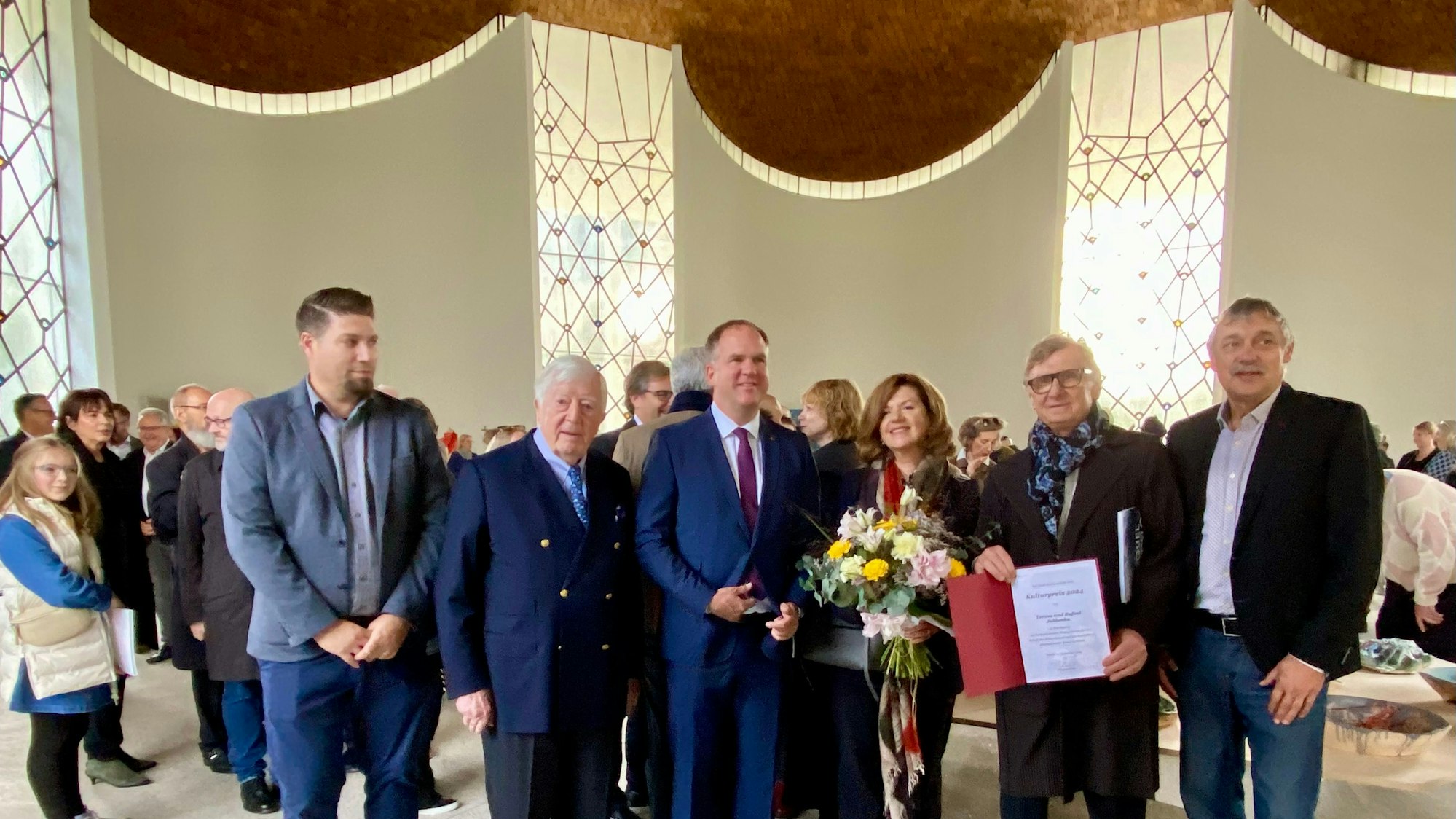 Das Foto zeigt die Preisträger mit den Vertretern der Stadt in der Böhm-Chapel.