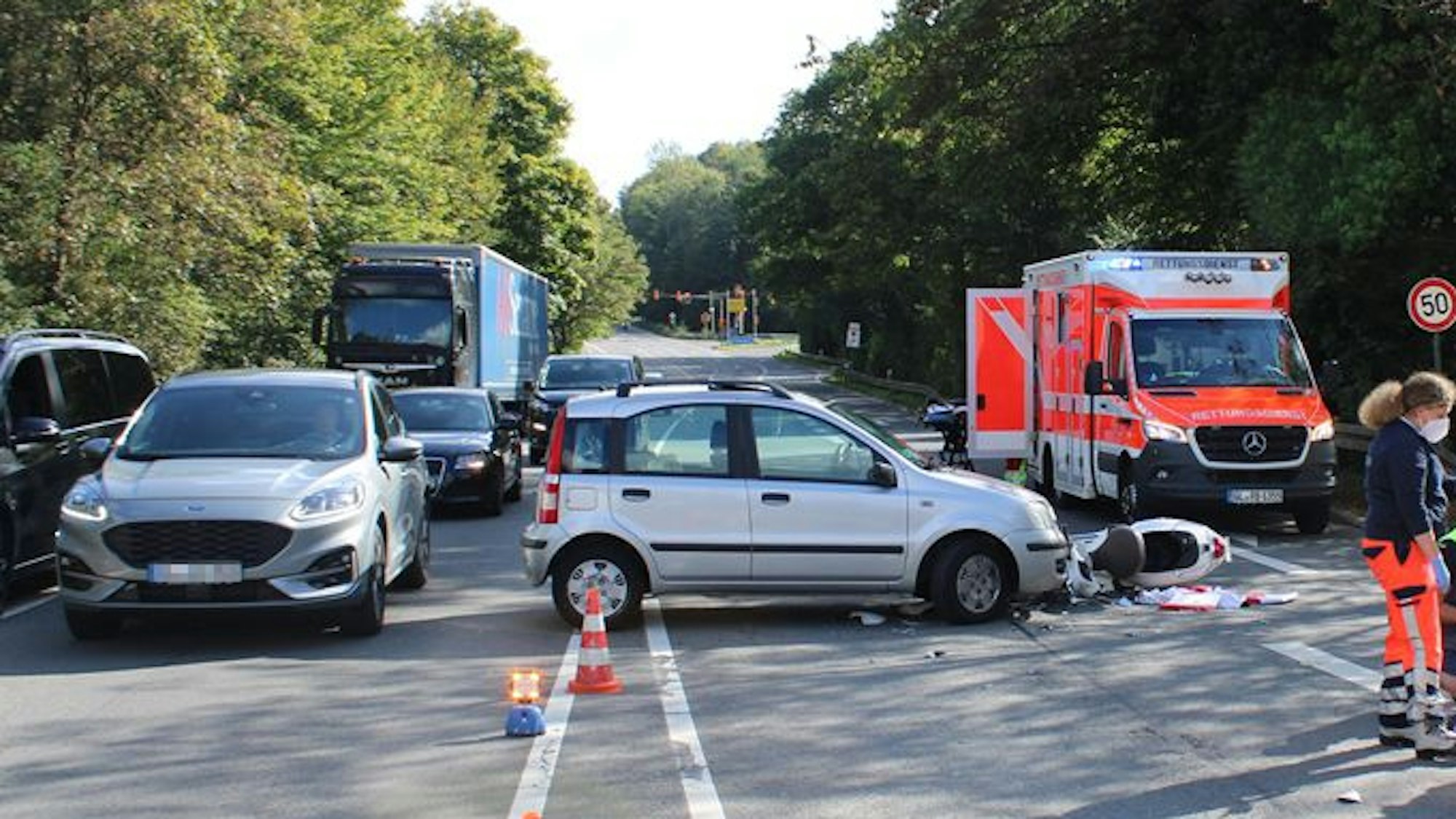 Verkehrsunfall auf der Overather Straße bei Bergisch Gladbach-Bensberg.