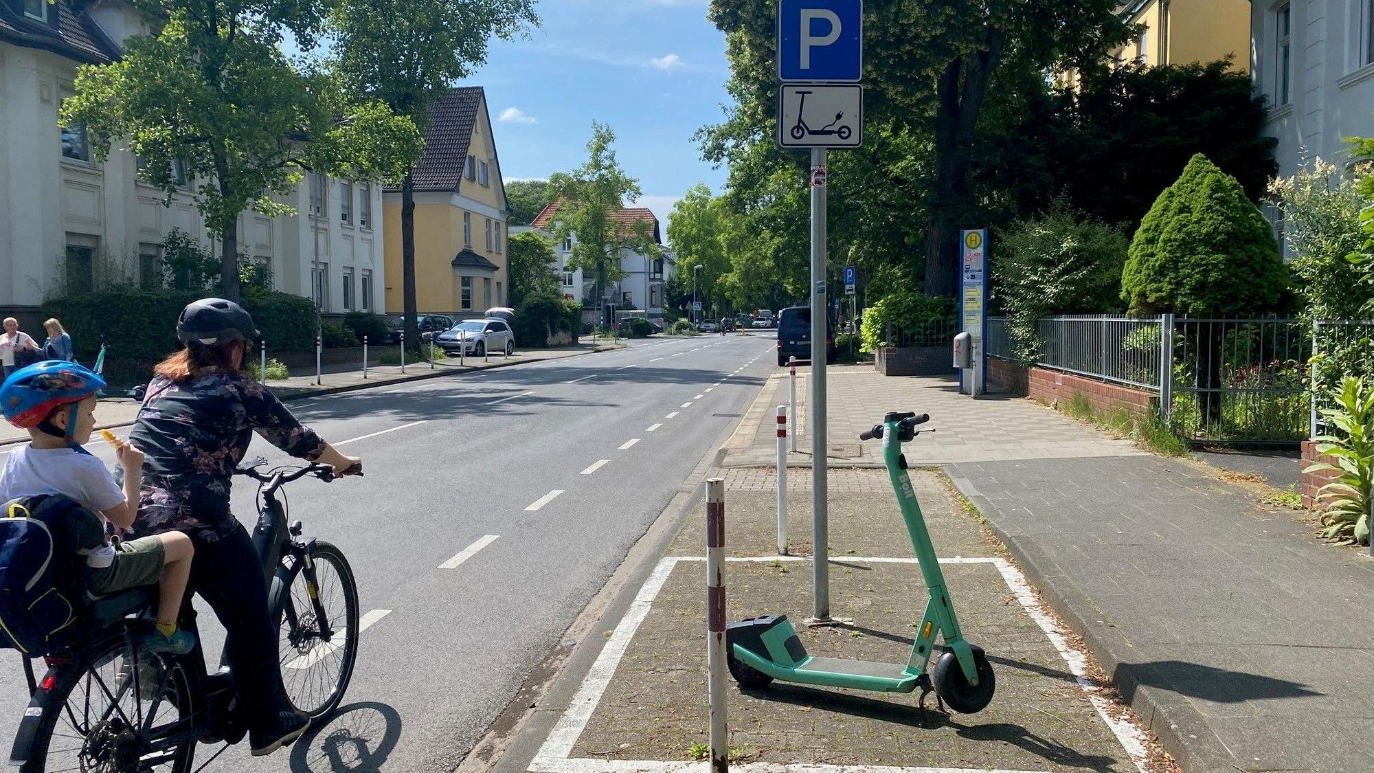 Auf dem Foto ist eine Abstellfläche für E-Scooter zu sehen.