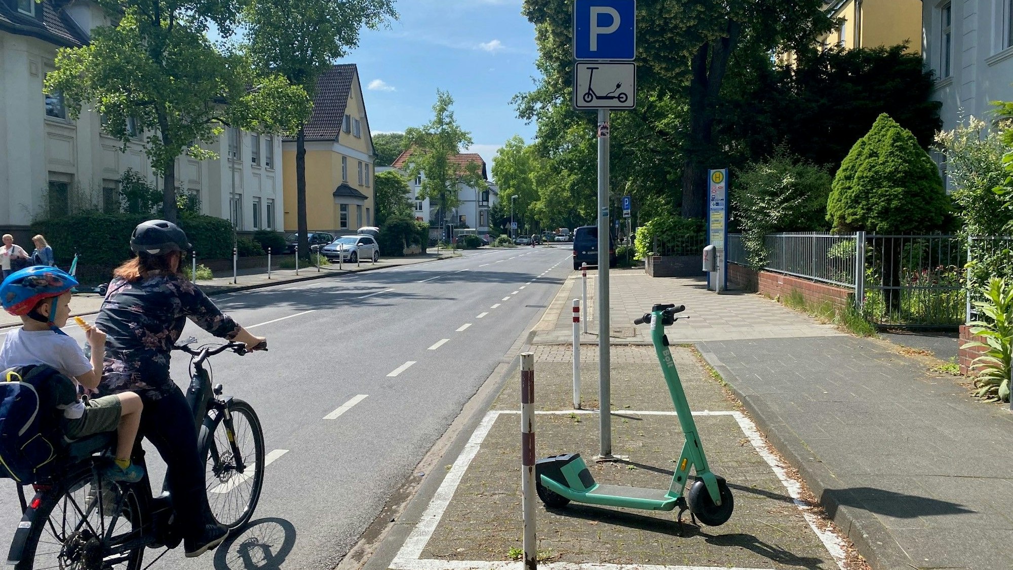 Auf dem Foto ist eine Abstellfläche für E-Scooter zu sehen.