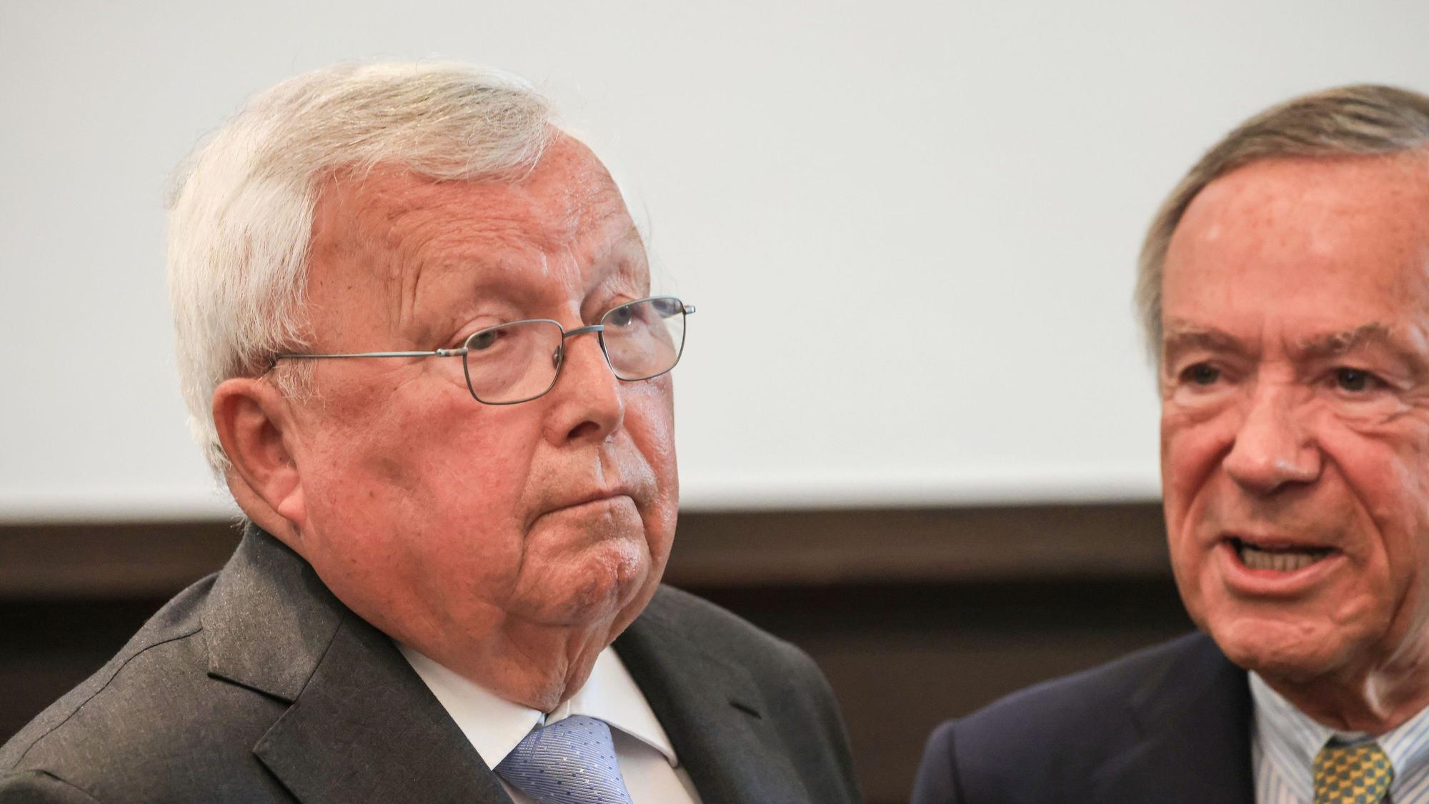 Christian Olearius steht im Gerichtssaal neben seinem Anwalt Klaus Landry (r).