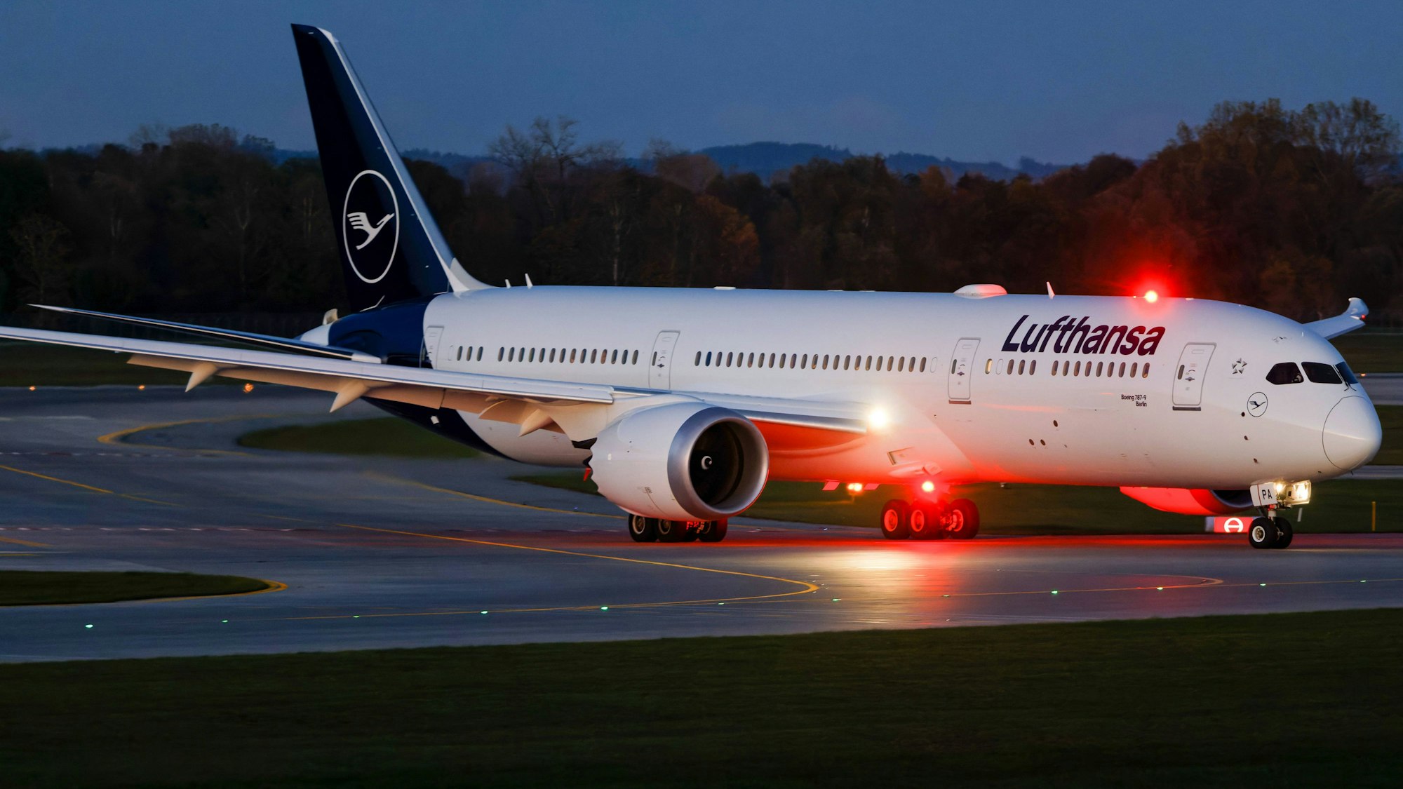 Eine Boeing 787-9 Dreamliner der Lufthansa rollt über das Rollfeld eines Flughafens.