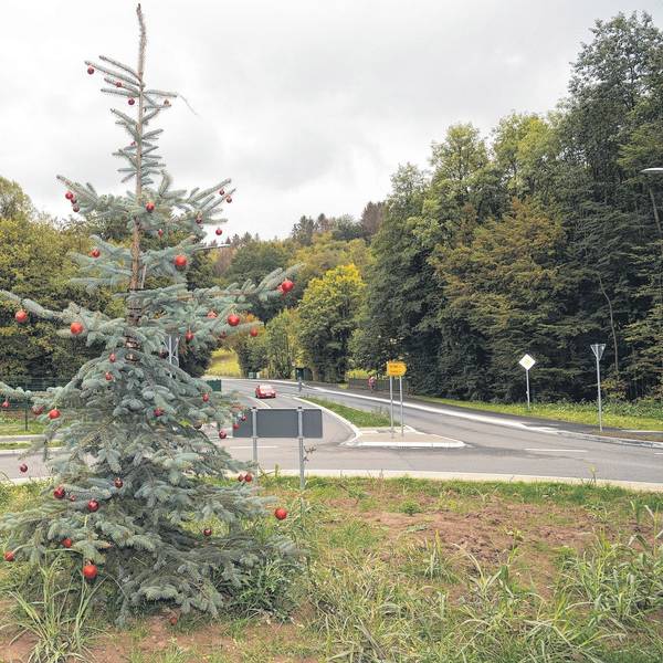 Eine Straße führt zu einem Kreisverkehr.