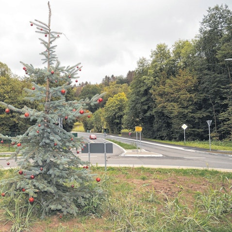Eine Straße führt zu einem Kreisverkehr.