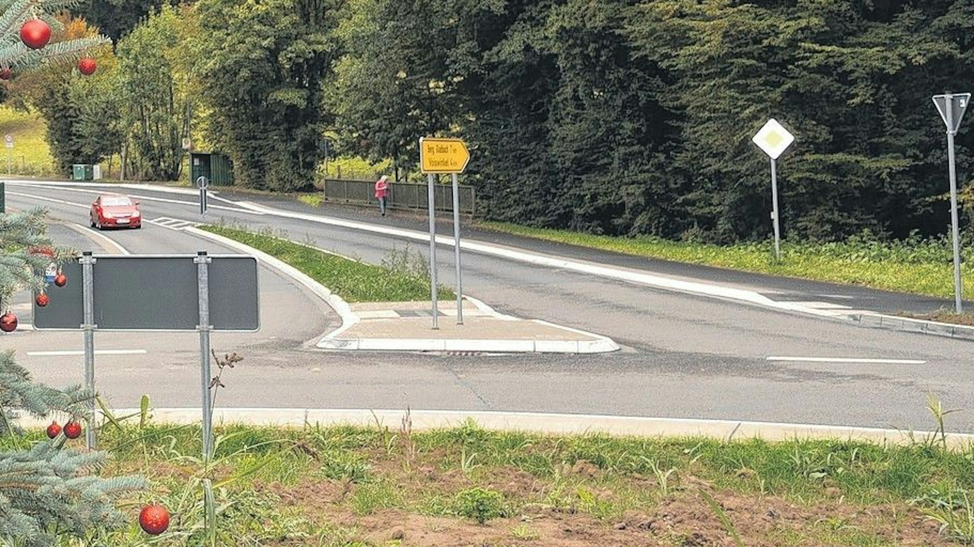 Eine Straße führt zu einem Kreisverkehr.