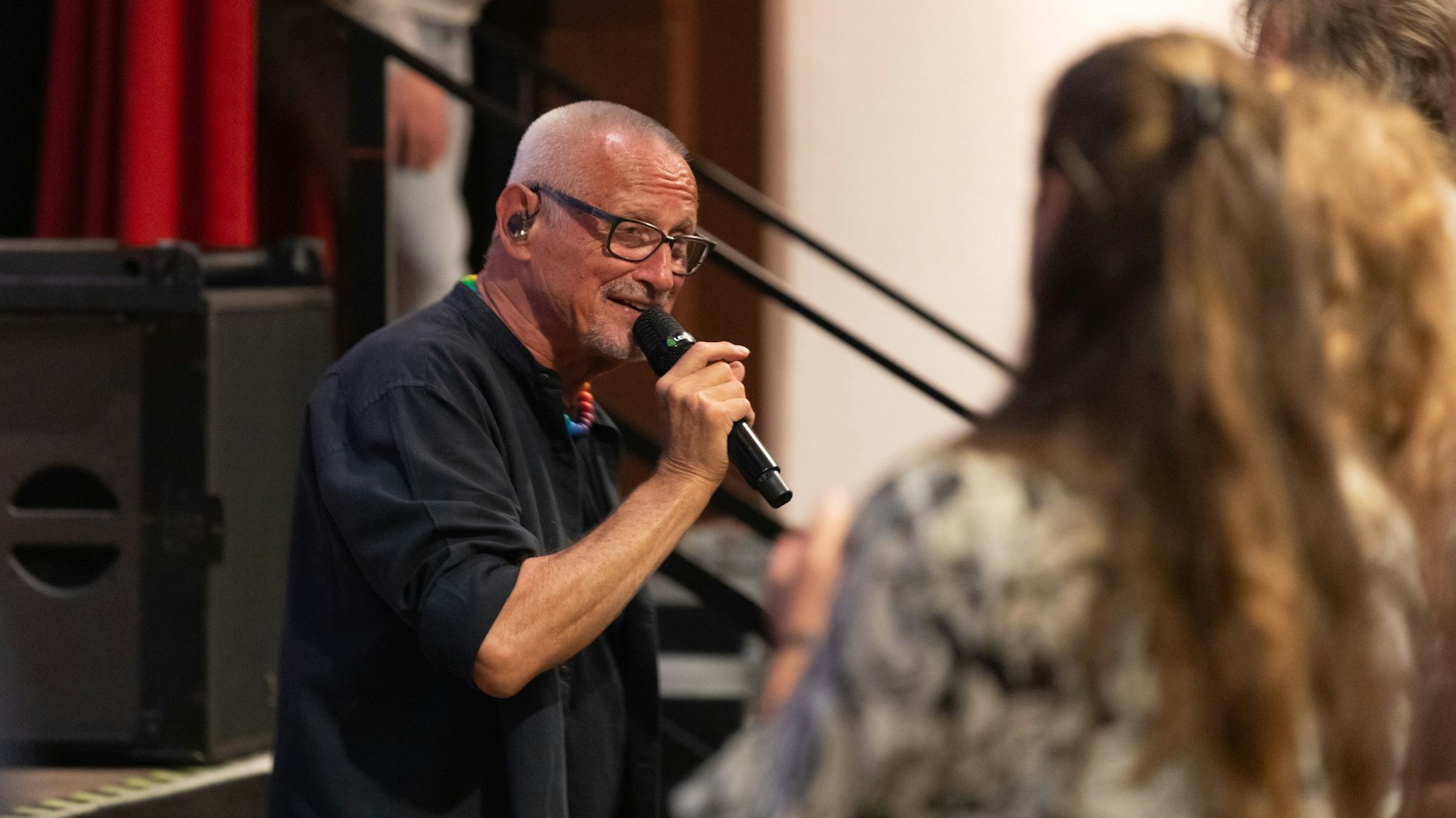 Konstantin Wecker mit Mikrofon vor Publikum.